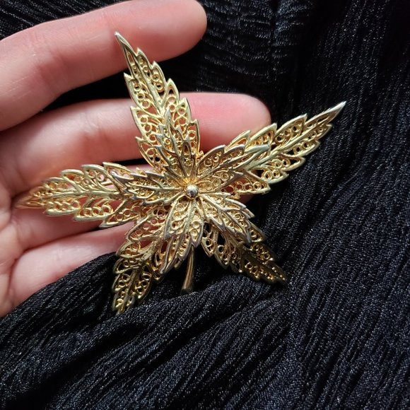 Vintage Large Filigree Gold Tone Five Leaf/ Floral Layered Pin Brooch - Picture 2 of 7
